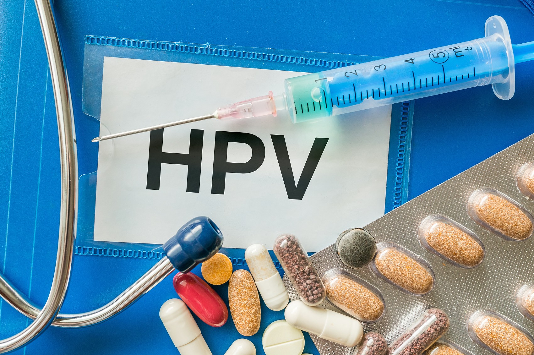 HPV病毒疾病概念。周圍有很多藥丸、注射器和聽診器。.jpg