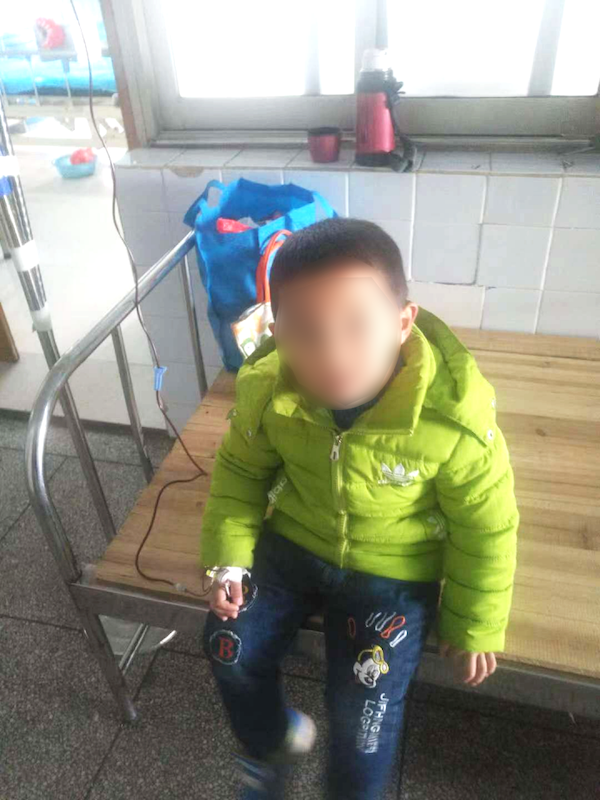 小時(shí)候的劉子杰在輸血（家屬提供）.png